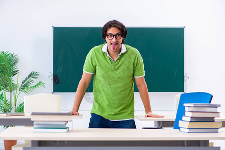 年轻学生在课堂上运动锻炼的图片