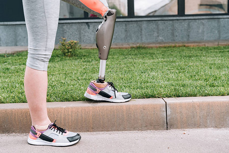 街头有假肢的残疾运动女运动图片