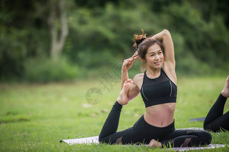 公园里健康的瑜伽动作锻炼图片