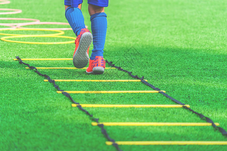 儿童脚在足球训练中的敏捷速度梯图片