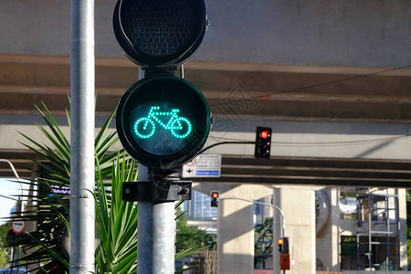 红绿灯上的自行车道绿灯图片