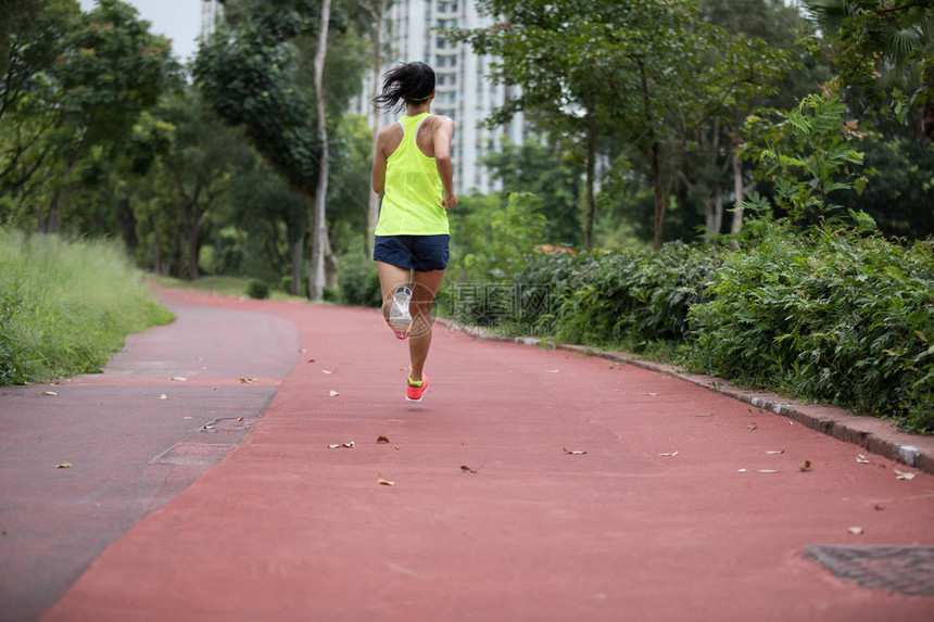 在户外跑步的体育运动员在图片