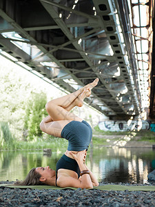夏天在马特河边桥下河边的河边做瑜伽的苗头美图片
