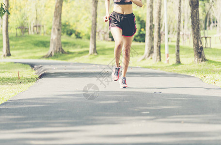 MarathonRunner女在公园里跑步和工作图片