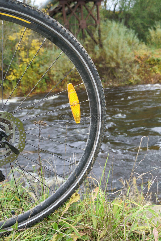 河岸上的特写自行车轮照片图片