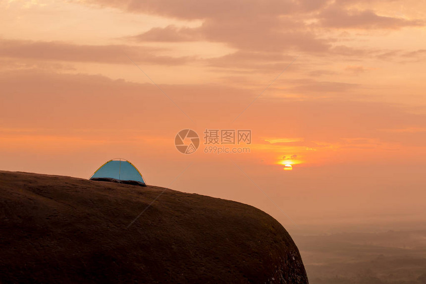 山中岩石中营地的旅游帐篷图片