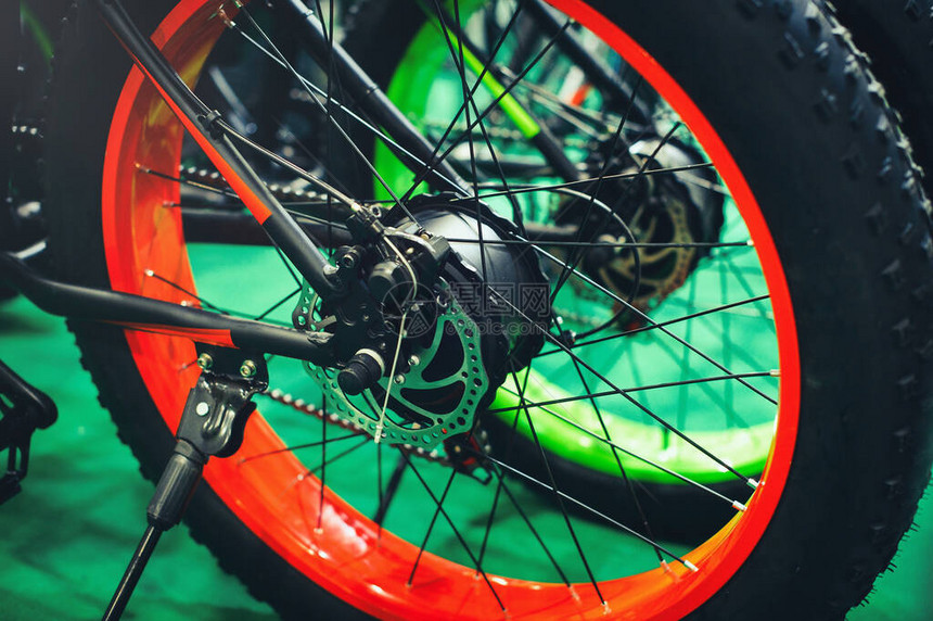 电动自行车轮内电机现代技术和环保图片