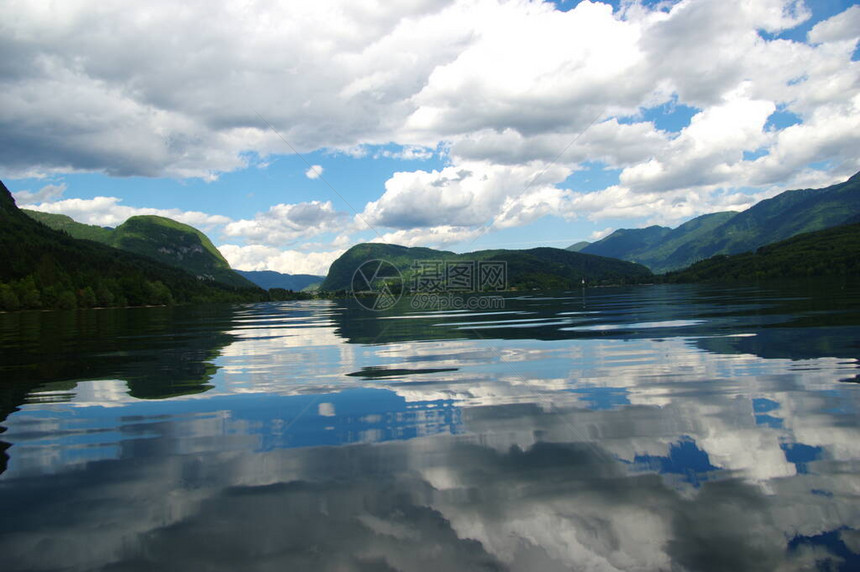 山上湖水清澈图片