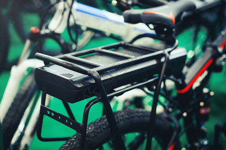 后备箱上是电动自行车电池环保技术图片