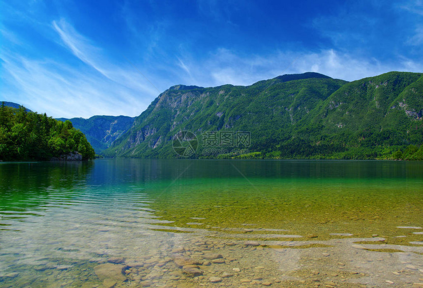 山上湖水清澈图片