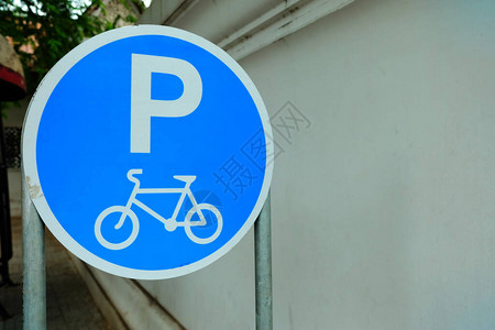 人行道上的自行车停放标志图片