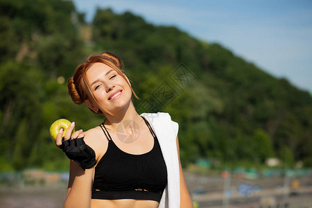 在运动锻炼后吃苹果之后漂亮的红发caucao图片