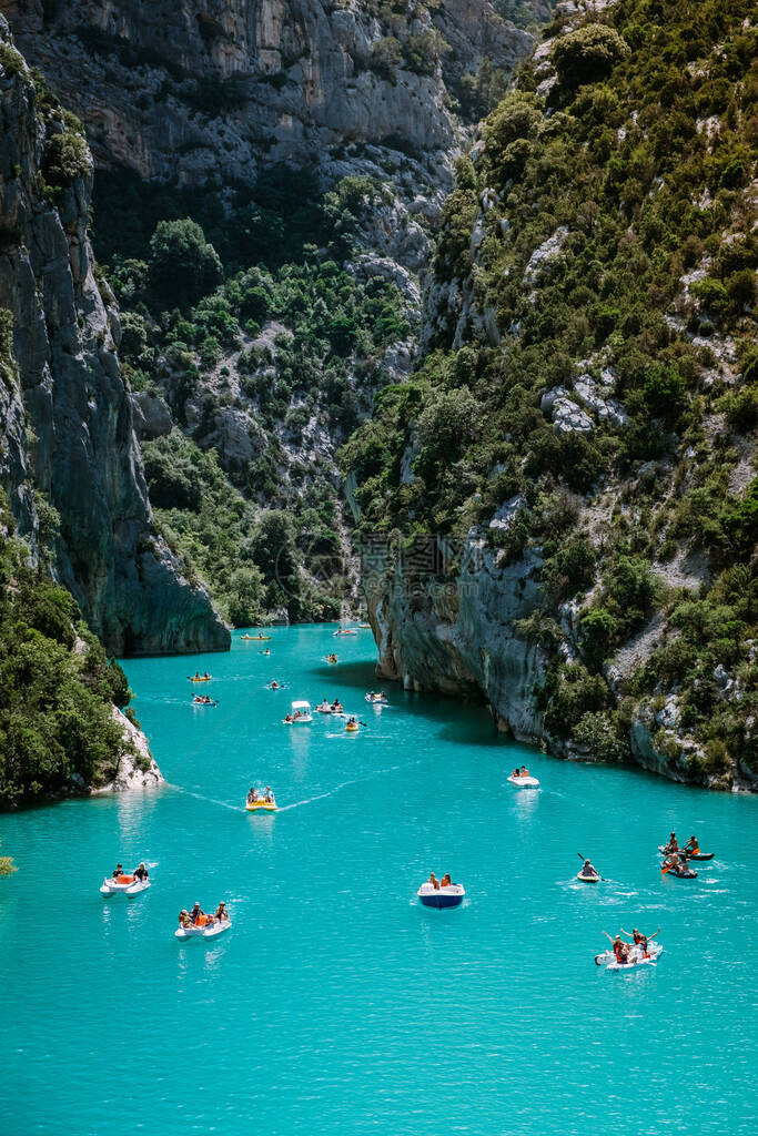 查看法国普罗旺斯圣克鲁瓦湖的VerdonGorge悬崖峭壁图片