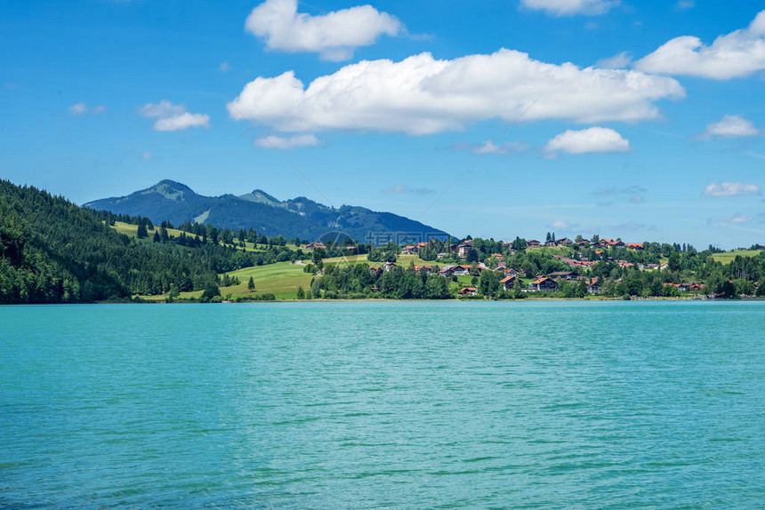 巴伐利亚阿尔卑斯山前的魏森湖与德国南部巴伐利亚州阿尔高菲森附图片