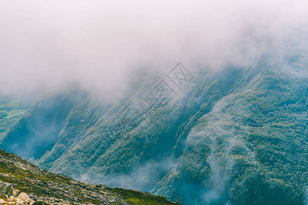 在挪威隆斯达勒斯根山脊上登山图片