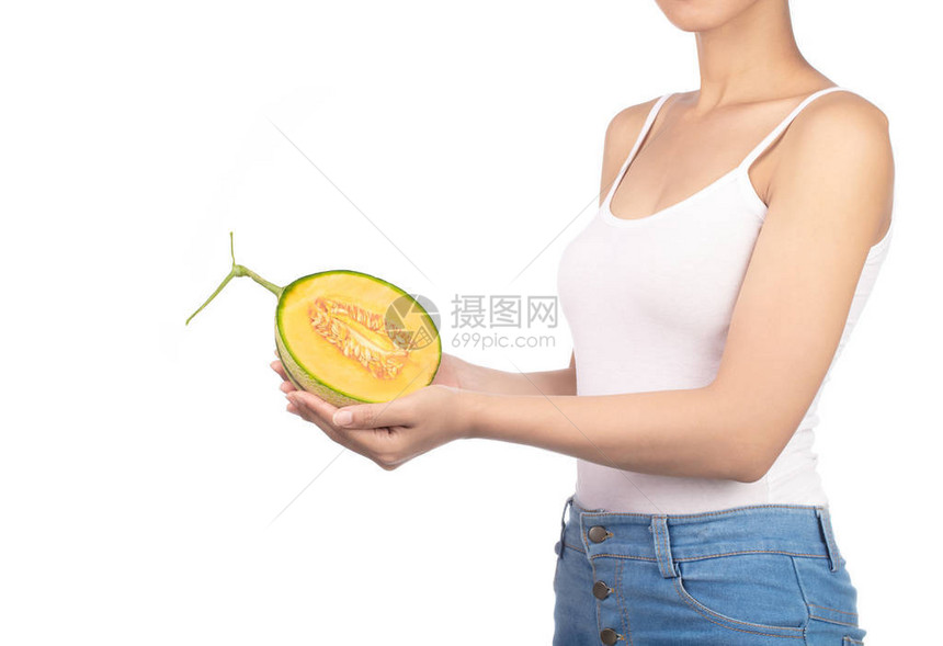 持有半个Cantaloupe甜瓜的年轻女子在白色图片