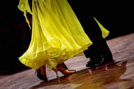 夫妇在舞蹈比赛上跳舞交谊舞背景图片