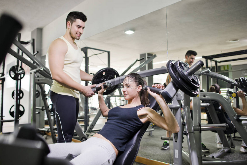 Gym教练帮助女孩使用环境闪图片