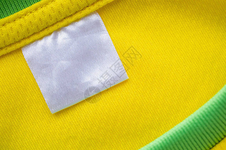 黄色运动服装布衫上的白纺织衣服标图片