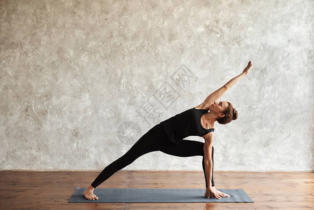 一位中年妇女练习瑜伽图片