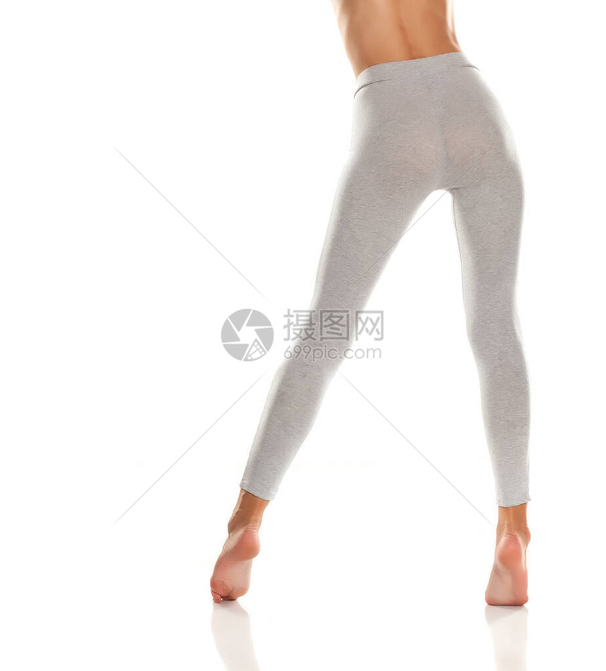 白色背景上灰色紧身裤的感苗条女臀部和腿图片