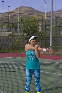 网球场上年轻女子的画像图片