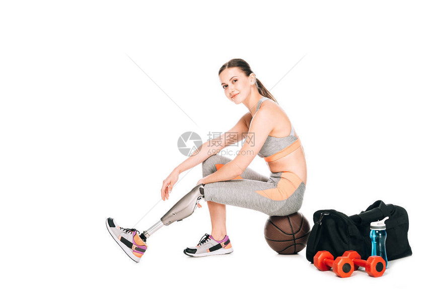 坐在白边孤立的篮球上微笑着微笑的残疾图片