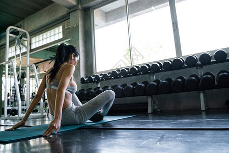 体育运动感女在健身健身和生活方式图片