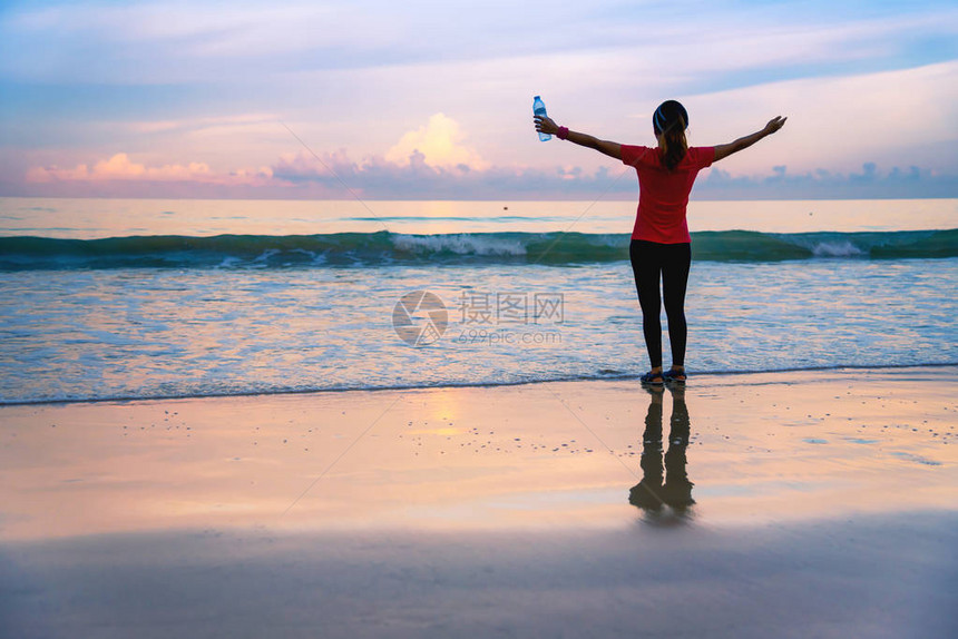 女孩早上在海滩上慢跑锻炼在海上奔跑放松和快乐在夏天海滩运动锻炼图片