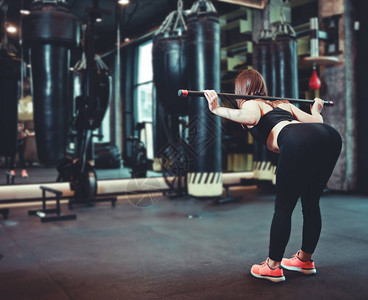 臀部和后背肌肉训练漂亮的身材适合的女子用体操棍图片
