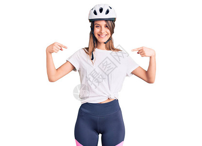 穿着自行车头盔的年轻美女满怀自信面带笑容图片