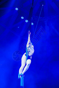 马戏团的空中杂技演员年轻女孩在空气圈里图片
