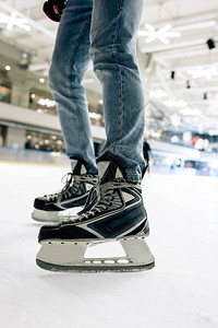 穿着溜冰鞋站在溜冰场上的人剪影图片