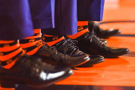 黑色鞋子和橙色袜子的腿图片