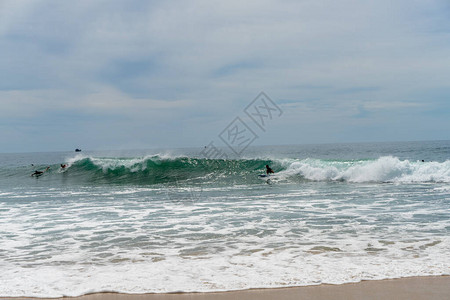 海上的冲浪绿水蓝天空斯里图片