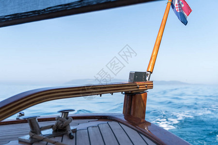 克罗地亚小型木船和蓝海图片