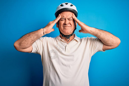 中年骑自行车的人戴着自行车安全头盔图片