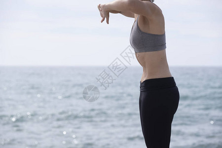 在海里做减压运动的女人图片