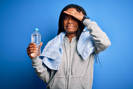 年轻的非洲裔美国健身女戴着毛巾图片