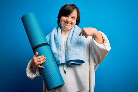 接受瑜伽训练的年轻身体健康女子和小便者将锻炼垫子用惊讶的脸对着自己图片