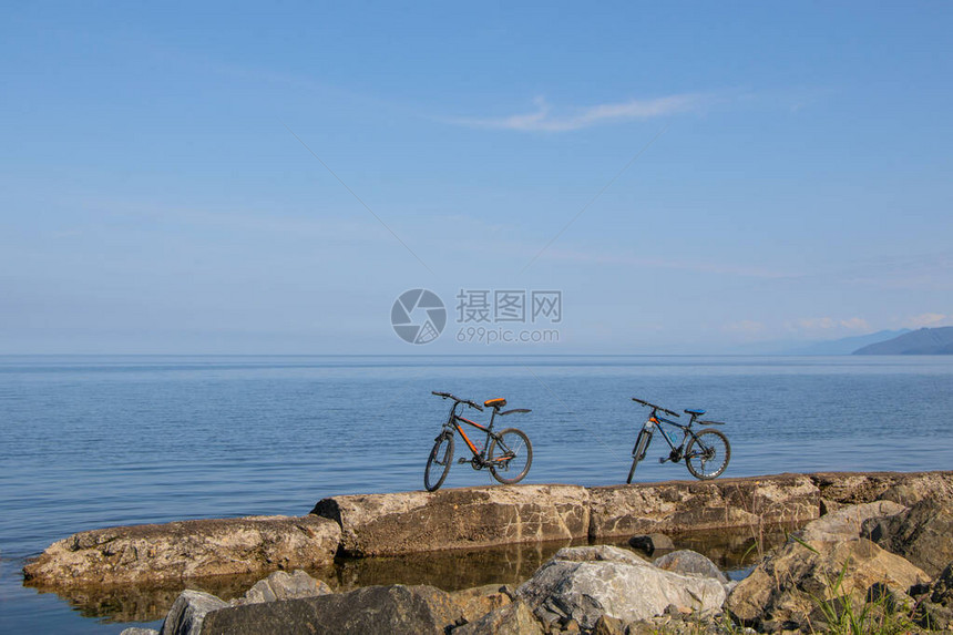 在Baikal湖背景下两辆自行图片