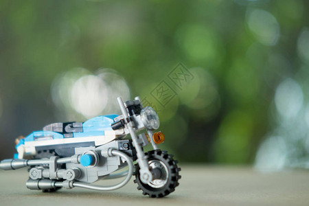 孩子们可爱的蓝色摩托车塑料玩具现实的摩托横跨自行图片