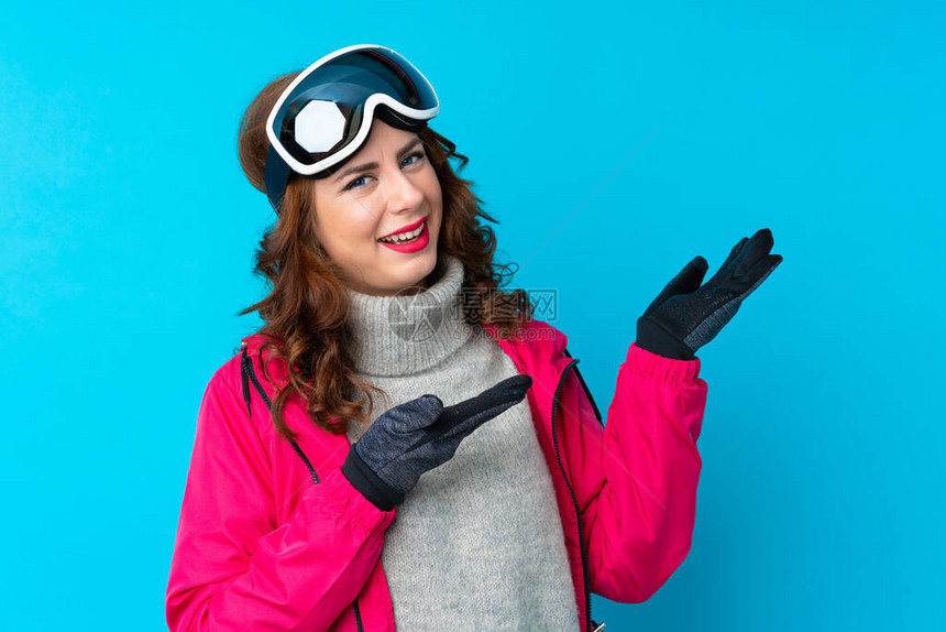 穿着滑雪眼镜的滑雪女人图片