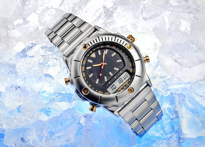 冰背景下男士不锈钢计时手表图片