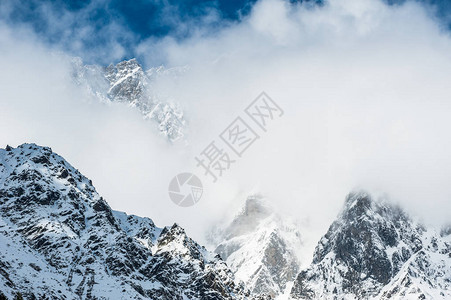 高山云雾缭绕风光旖旎图片