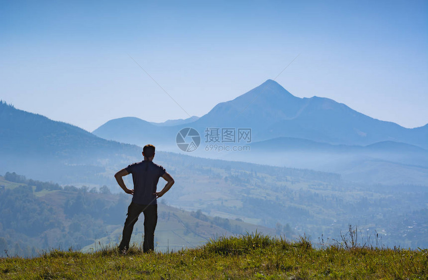 躲在山上享受高山的脊明暗图片