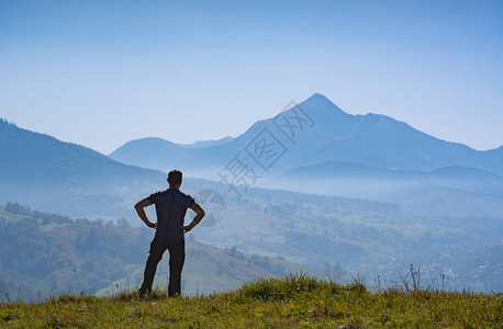 躲在山上享受高山的脊明暗图片