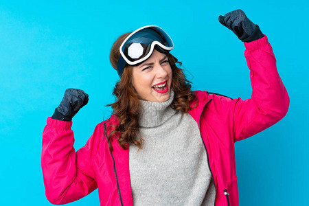 穿着滑雪眼镜的滑雪女人在隔绝的蓝图片
