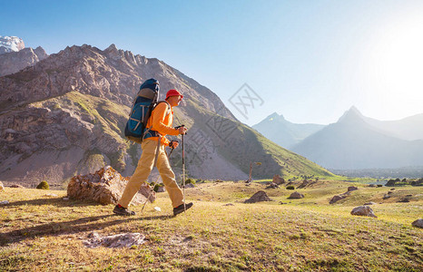 在塔吉克帕米尔美丽的范恩山上徒步旅行图片