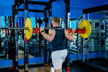 运动员在健身房的称重机旁边做背景图片